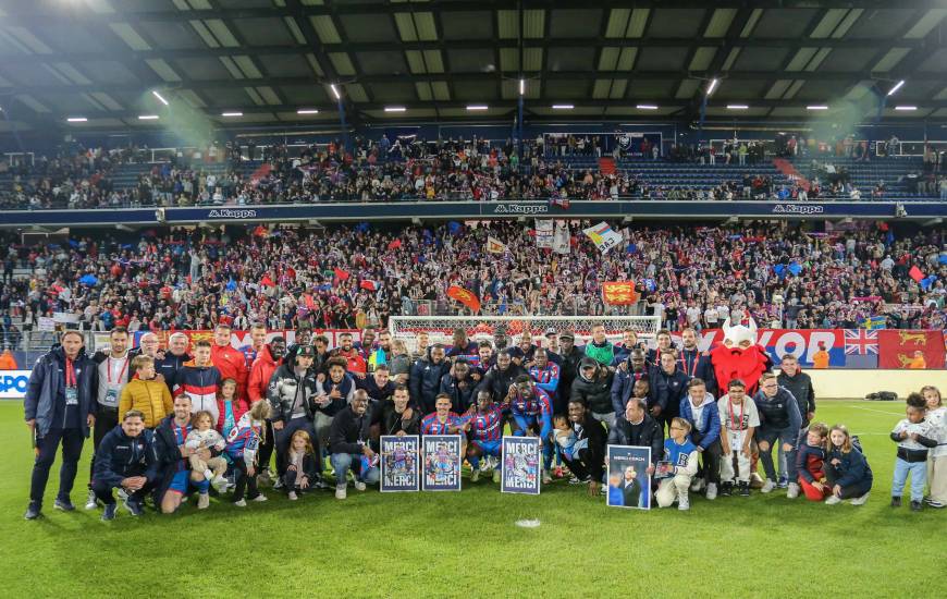 Photo de famille hier soir pour la dernière de la saison au stade Michel d'Ornano