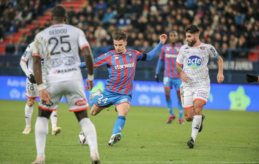 Hugo Vandermersch s'est montré très actif sur son côté droit ce soir face à Laval