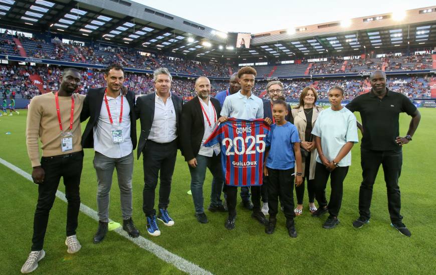Tidiam Gomis avec ses proches et la direction du Stade Malherbe Caen lors de l'avant-match face au Pau FC