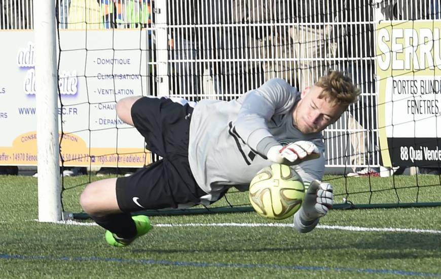 Louis Deschateaux lors d'un match de Coupe Gambardella face au Stade de Reims