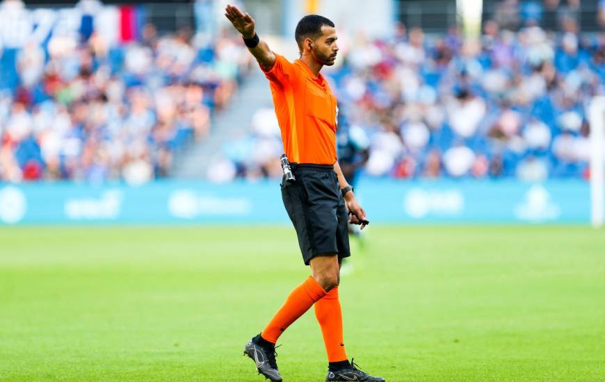 Azzeddine Souifi va arbitrer les Caennais pour la première fois de sa jeune carrière (© EA Guingamp)