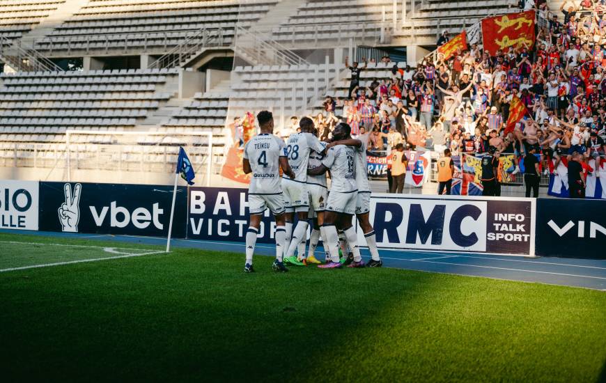 La joie du Stade Malherbe Caen après l'ouverture de Romain Thomas juste avant la pause (44')