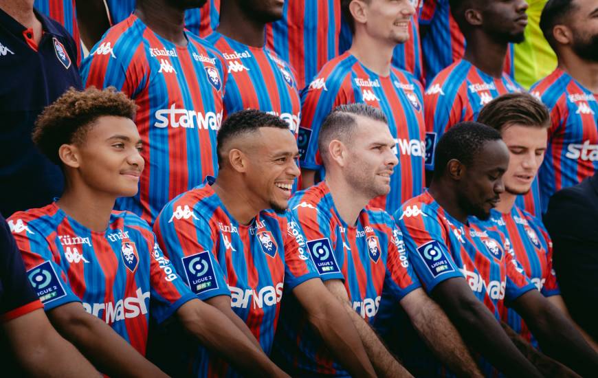 Les joueurs du Stade Malherbe Caen ont pris la pose devant le Mémorial pour la photo officielle