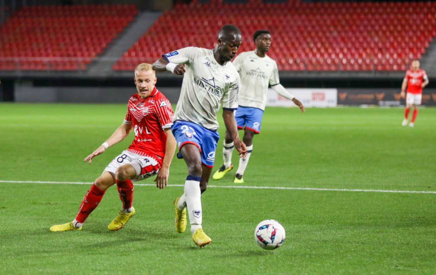 Ibrahim Cissé s'est montré solide face aux attaquants valenciennois ce soir (Doriane Michalak )