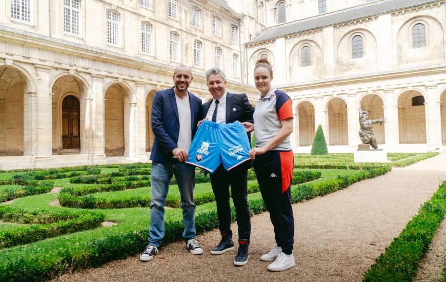 Charles Lebaudy aux côtés du Président Olivier Pickeu et Chloé Charlot lors de la photo officielle de l'équipe féminine