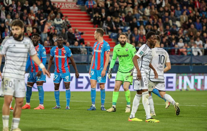 Anthony Mandréa sur un dernier corner en faveur du Stade Malherbe Caen dans le temps additionnel face aux Girondins de Bordeaux