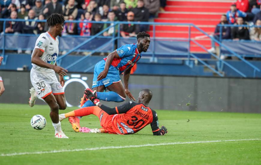 Alexandre Mendy et les joueurs du Stade Malherbe Caen ont longtemps buté sur le gardien du Stade Lavallois vendredi soir