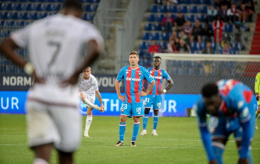 La déception de Mathias Autret et des Caennais après le revers face à l'En Avant Guingamp hier soir (0-1)