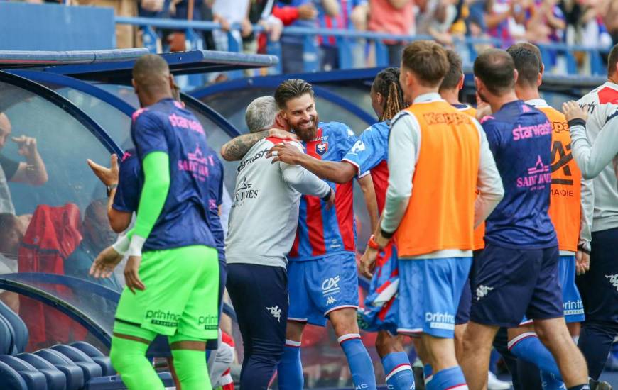 La joie de Quentin Daubin dans les bras de Patrice Sauvaget après l'ouverture du score