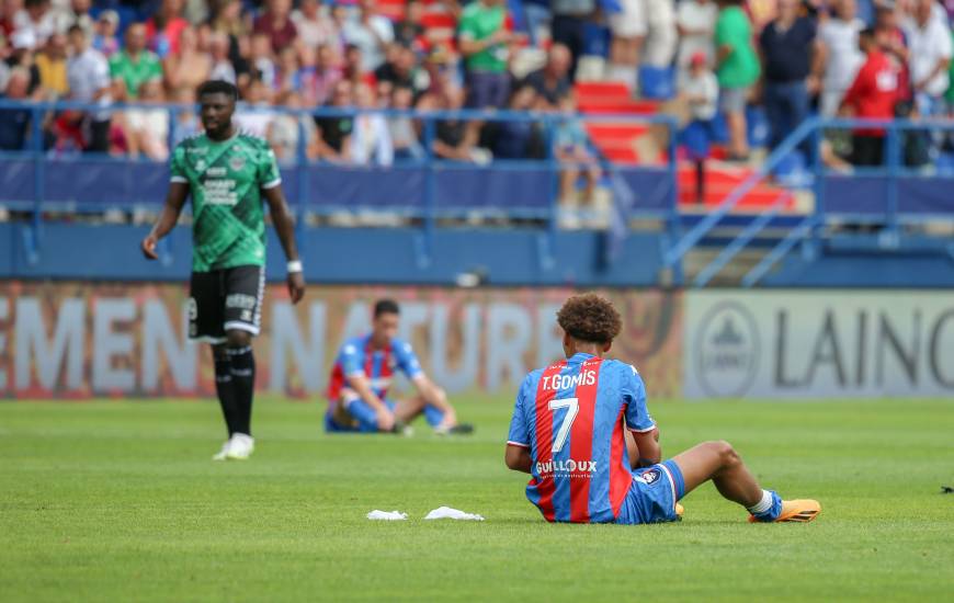 La déception de Tidiam Gomis et des Caennais au coup de sifflet final face à l'AS Saint-Étienne