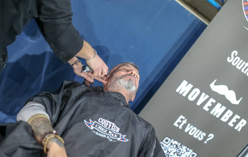 Deux personnes se feront faire la moustache en bord terrain avant la rencontre face à QRM ce samedi soir