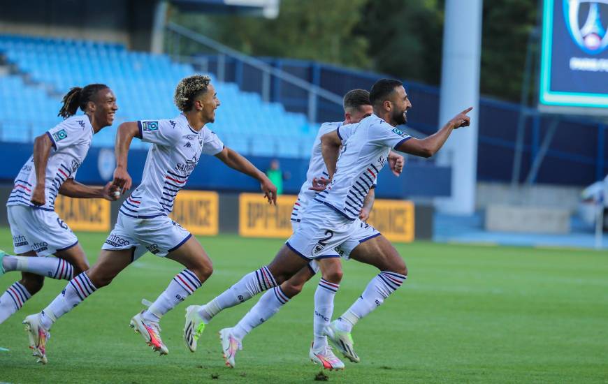 La joie d'Ali Abdi sur le deuxième but inscrit face au Paris FC ce soir en ouverture de la Ligue 2 BKT