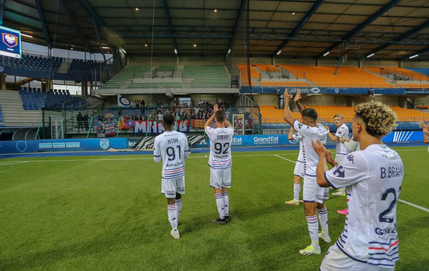 Les joueurs du Stade Malherbe Caen ont pu remercier la centaine de supporters présents à Troyes hier