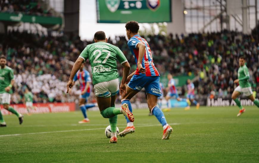 Ali Abdi a eu de nombreuses situations sur son côté gauche cet après-midi sur la pelouse de Geoffroy Guichard 