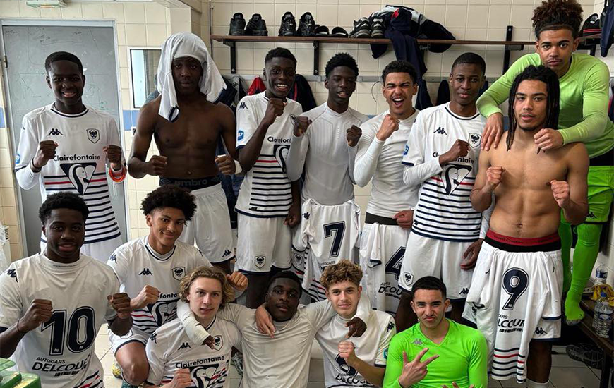 Les U17 Nationaux du Stade Malherbe après leur succès sur la pelouse du Paris FC ce dimanche après-midi