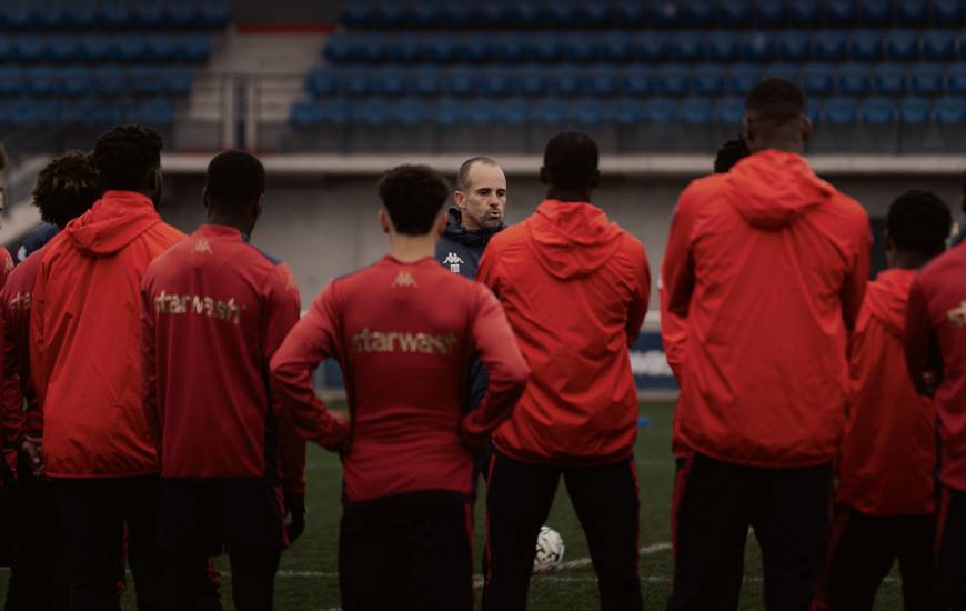 Nouvel entraîneur du Stade Malherbe Caen, Bruno Baltazar a dirigé sa première séance avec le groupe professionnel