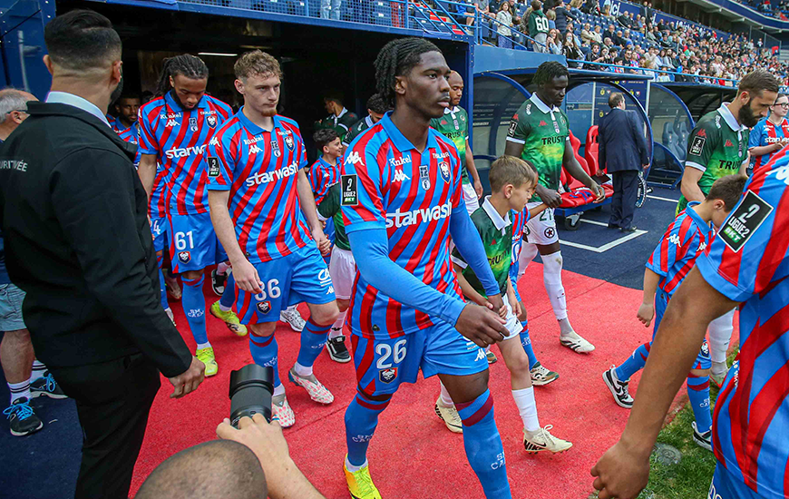 Formés au Stade Malherbe Caen, R.Verhaeghe et H.Tavares ont connu leur première titularisation en professionnel lors du match SM Caen 1-1 Red Star FC