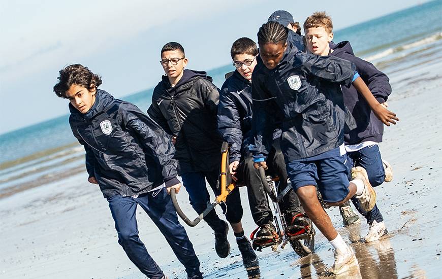 Moment de partage entre les jeunes joueurs du Stade Malherbe Caen et des enfants en situation de handicap
