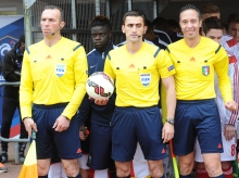Pour les jeunes arbitres, une carrière derrière le sifflet peut permettre de participer à de grandes compétitions internationales et de découvrir les plus beaux stades du monde.