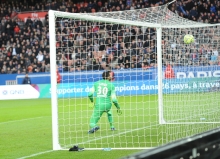 S'attendant à une frappe du droitier Julien Féret, le coup franc enveloppé du gauche d'Hervé Bazile laisse Salvatore Sirigu, le gardien du PSG, sans réaction.