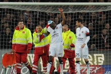 L'attaquant caennais Sloan Privat sort sur blessure suiet à un choc avec le défenseur Alaeddine Yahia.