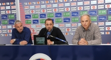 Alain Cavéglia et Xavier Gravelaine, respectivement directeur sportif et directeur général du Stade Malherbe, ont présenté Francis De Taddeo à la presse.