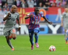 André Ayew qui pourchasse, ici, N'Golo Kanté lors du match aller pourrait évoluer en milieu relayeur comme pendant la dernière demi-heure face à Saint-Etienne.