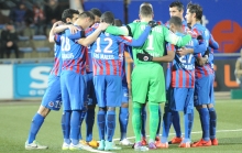 Les Caennais regroupés lors de la minute de recueillement, en hommage aux disparus du terrible accident en Argentine, avant le match Lorient - SM Caen.