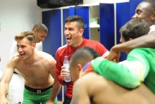 Dans les vestiaires de Furiani, les Normands peuvent laisser éclater leur joie. Grâce à leur match nul face aux Bastiais, ils évolueront en Ligue 1 la saison prochaine. 
