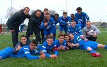 Les jeunes Caennais, accompagnés de Frank Dechaume et Arnaud Lesauvage, posent pour la photo après leur belle victoire face au RC Lens (2-0).