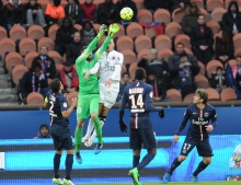 A l'image de ce ballon contesté à Salvatore Sirigu, sous le regard de Thiago Silva, Blaise Matuidi et Maxwell, le jeu de tête constitue un des points forts d'Alaeddine Yahia.