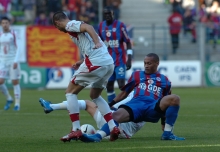 Yoan Gouffran, qui se débat, ici, avec deux Lillois, sous le regard de Rémi Gomis (au second plan), appartient à la dernière équipe caennaise qui a battu le LOSC à d'Ornano.