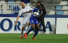 A la lutte, ici, avec la Bastiais Sadio Diallo, Alexandre Raineau possède un pied gauche extrêmement précis à l'image de sa passe décisive contre Nice en Coupe de la Ligue.