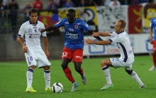 Les Caennais, ici Dennis Appiah qui échappe à Etienne Didot et Oscar Trejo, tenteront de se frayer un chemin dans la défense toulousaine.