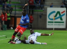 Titulaire indiscutable sur le flanc droit de la défense caennaise depuis le début de la saison, Dennis Appiah a décidé de poursuivre l'aventure avec le SMC jusqu'en 2018.