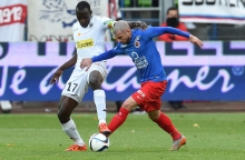Face au bloc compact angevin, Vincent Bessat se méfie particulièrement des joueurs comme Cheikh N'Doye qui accompagne les actions jusqu'au bout.