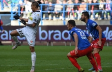 Totalement rétabli de son problème tendineux au mollet, Damien Da Silva, ici, entre Billy Ketkeophomphone et Syam Ben Youssef, devrait réintégrer le onze de départ du SMC.