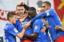 D'une chevauchée dont lui seul a le secret, Julien Féret, enlacé, ici, par ses partenaires, a mis le Stade Malherbe sur la voie du succès.