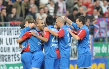 Steve Savidan, Pablo Barzola, Benjamin Nivet et Grégory Proment félicitent Fahid Ben Khalfallah (masqué par ses coéquipiers sur la photo), auteur du deuxième but caennais. 