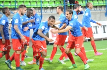 Pour son premier but en Ligue 1, celui qui offre le break au Stade Malherbe, Emmanuel Imorou est félicité par tous ses coéquipiers.