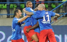 Nicolas Seube, Jordan Adéoti et Vincent Bessat se précipitent sur Jeff Louis. En reprenant, sans contrôle et quasiment à bout portant, une frappe d'Andy Delort qui s'était écrasée sur la base du montant droit du MHSC, l'Haïtien avait inscrit le but de la victoire à la 93'.