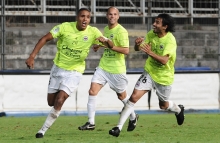 D'une tête lobée, Youssef El Arabi, ici fêté par Juan Eduardo Eluchans et Alexandre Raineau, avait offert la victoire au Stade Malherbe aux dépens du Sporting en 2009.