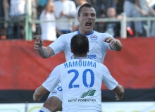 Toute la joie de Yohan Mollo qui saute dans les bras de Romain Hamouma. Le premier a transformé un coup franc juste avant la pause, le second a inscrit un doublé.
