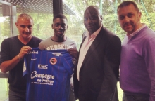 Jean-Victor Makengo en compagnie de son père, d'Alain Cavéglia et de Xavier Gravelaine, respectivement directeur sportif et directeur général du club normand, s'est engagé jusqu'en 2018 avec le Stade Malherbe.