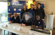 Christophe Künkel, en compagnie, ici, de ses deux enfants, Emilie et Alexandre, qui travaillent également dans l'entreprise, a fait découvrir sa scierie à Alaeddine Yahia, Julien Féret et Christian Kouakou. 