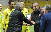 Leonardo Jardim qui salue, ici, Patrice Garande lors du match aller, souhaite que son équipe conserve ses huit points d'avance sur ses plus proches poursuivants dont le SMC.