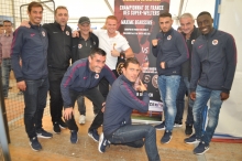 Lors de la Foire de Lessay, la délégation du Stade Malherbe composée de Xavier Gravelaine, Patrice Garande, Alain Cavéglia, Nicolas Seube, Julien Féret, Rémy Vercoutre, Andy Delort et Dennis Appiah n'a pas hésité à apporter son soutien à Maxime Beaussire.