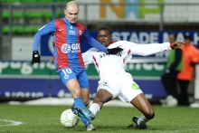 Durant une saison conclue sur un titre de champion de L2, le Stade Malherbe de Benjamin Nivet qui échappe, ici, à un tacle de Moustapha Diallo avait dominé Guingamp à d'Ornano.