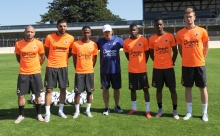 Patrice Garande pose avec les nouveaux visages du Stade Malherbe : les cinq premières recrues (Vincent Bessat, Syam Ben Youssef, Chaker Alhadhur, Jordan Nkololo, Florian Le Joncour) et le néo-pro Jordan Leborgne.