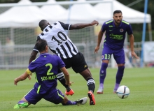 A l'image de Nicolas Seube qui tacle ici l'Angevin Gilles Sunu, la rencontre entre le Stade Malherbe et le SCO a été assez âpre.